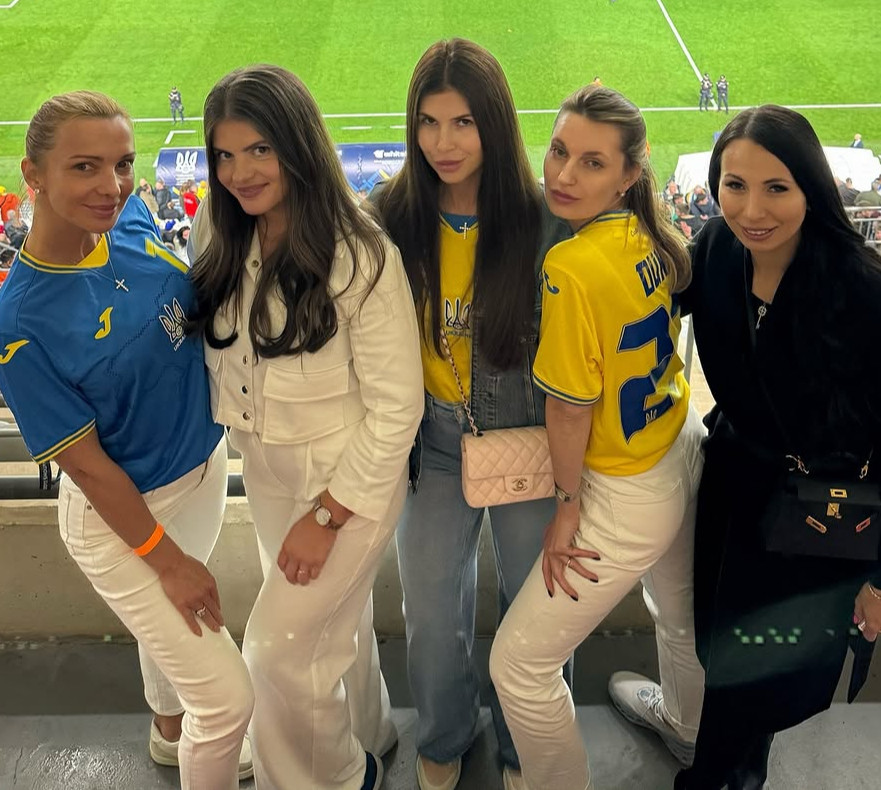 Реброва, Ярмоленко і Зінченко: як дружини футболістів вболівали за них на матчі проти Бельгії. Фото
