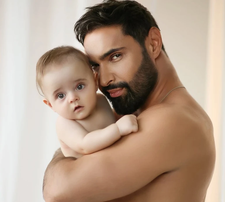 Козловський у яскравому луці показався з 1-річним сином на прогулянці