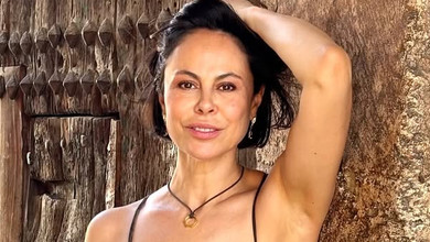 Без фільтрів, без страху: ексдружина Кличка без мейку поніжилася в ліжку та на пляжі у бікіні