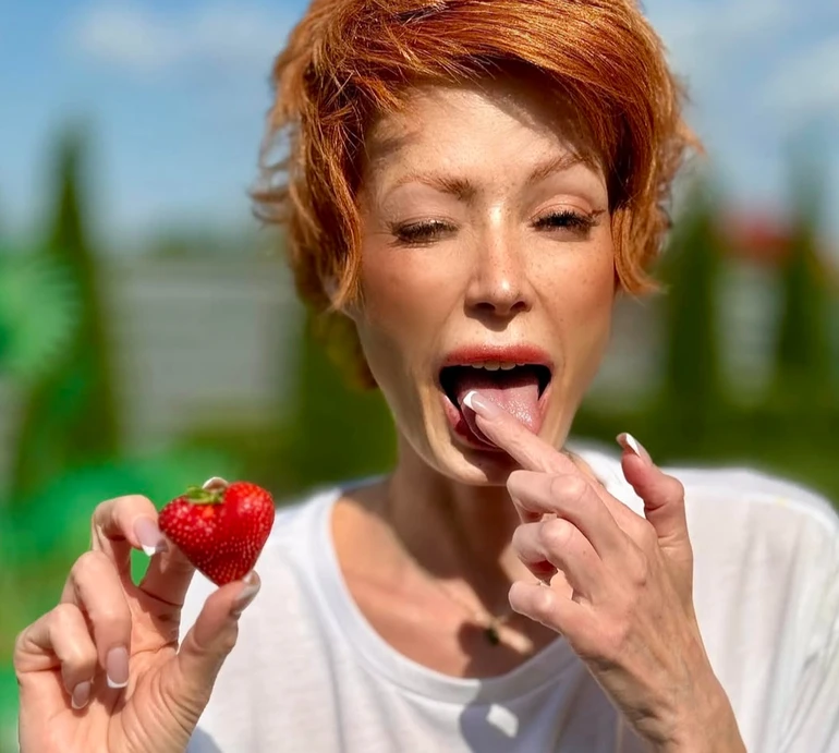 Продовження буде: Лебідь спантеличила мережу натяком на вагітність