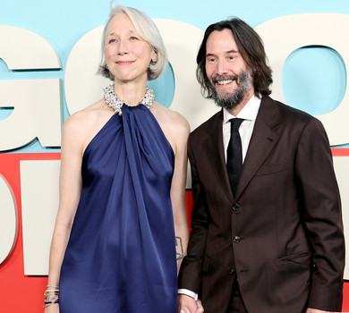 Кіану Рівз у костюмі та похідних мештах і його пасія в сапфіровому комбінезоні поголубилися на кінопрем'єрі. Фото