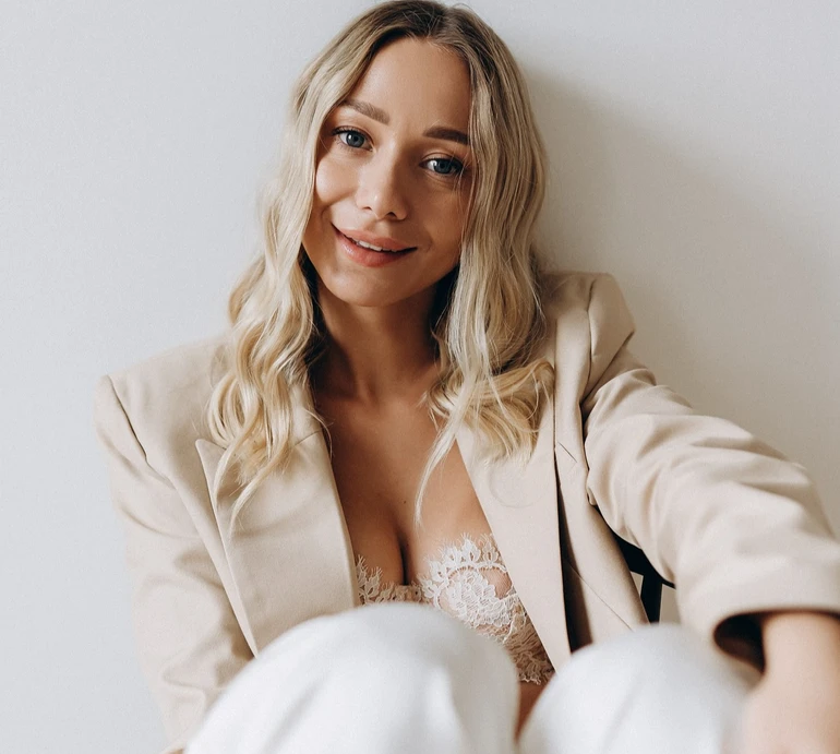 Пів року не подобалася собі: Репяхова помилувалася відображенням у дзеркалі після пластики