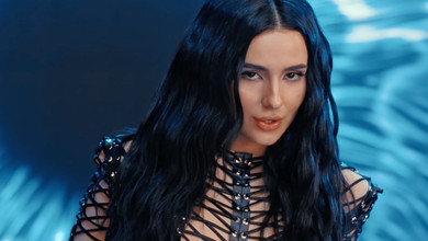 На п'єдесталі, байку та руках красенів: Трінчер у сексі-луках похвалилася формами у гарячому кліпі. Відео