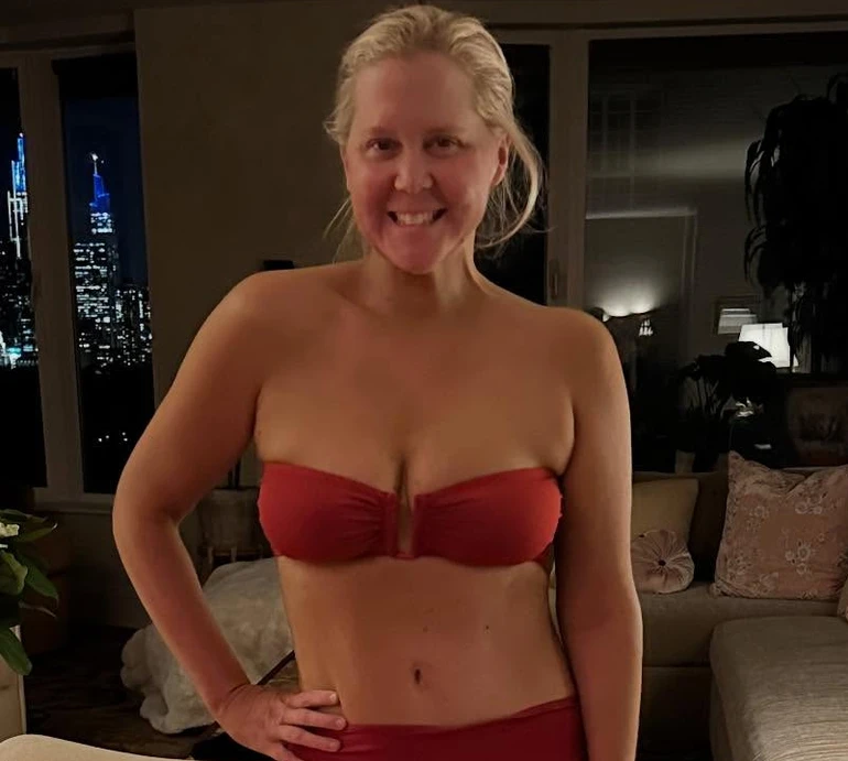 Любов до себе: Емі Шумер без макіяжу та фільтрів показалася в різних купальниках. Фото