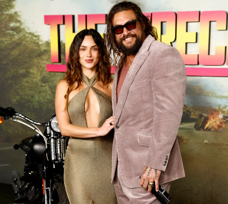 Джейсон Момоа у велюрі пригорнув на кінопрем'єрі кохання всього свого життя​​ зі звабним декольте . Фото