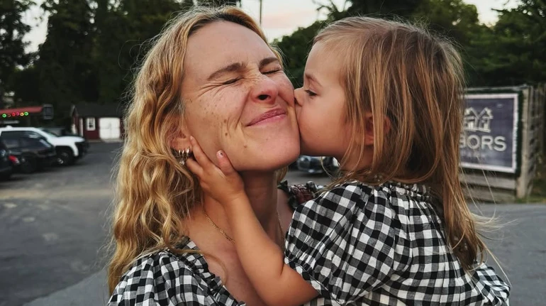 Працюю на чотирьох роботах: 37-річна донька Мур і Вілліса розповіла про своє життя самотньої мами