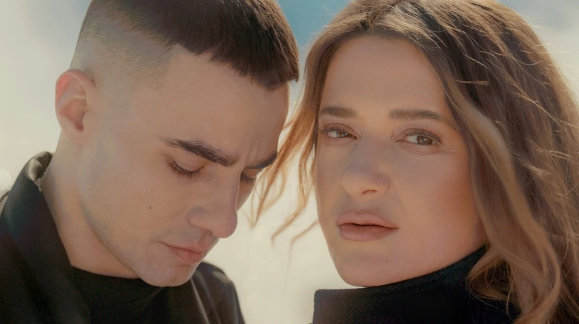 Реально варіантів нема: як Могилевська на санчатах заради кліпу з SAMCHUK із гірки з'їжджала. Відео