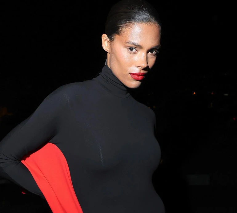 Кунакі вигуляла екстраміні на модне шоу та заінтригувала обіймами з чоловіком. ФОТО