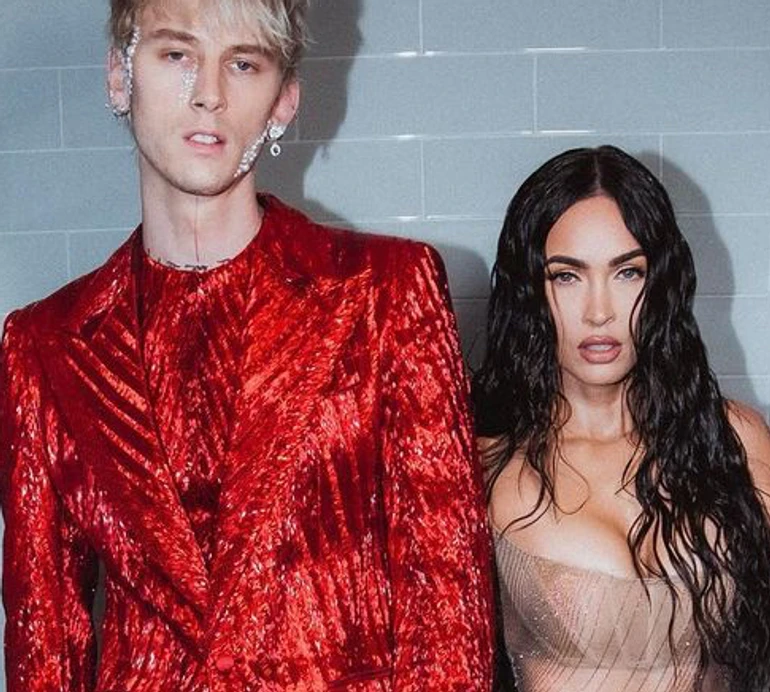 Чий макіяж краще? Фокс із нареченим вигуляли на геловінську вечірку аніме-луки. ФОТО