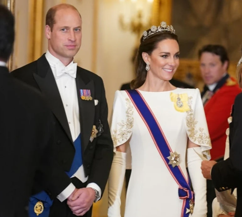 Знайдіть відмінності: Міддлтон на бенкет у палаці вділа ошатну сукню, дуже схожу на її торішню. ФОТО