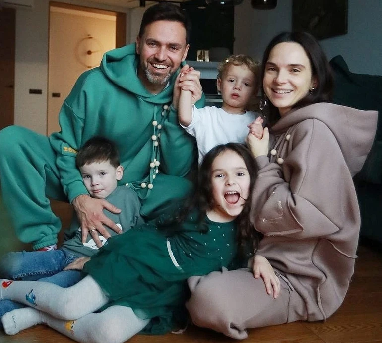 Поки у ліфт всі поміщаються: Мірошниченки вперше показали чотирьох дітей разом