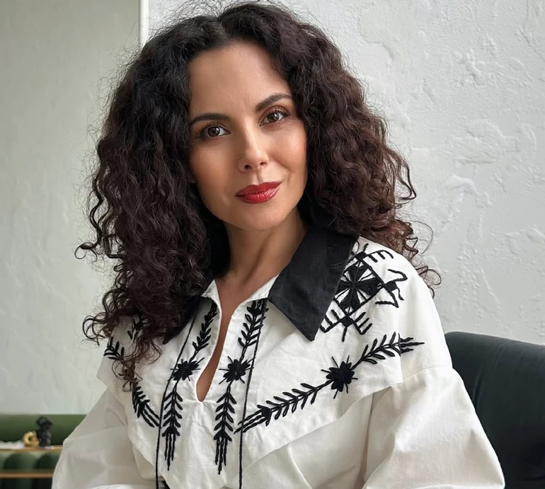 Каменських в ажурному топі на зав'язках граційно порухалася під Шакіру