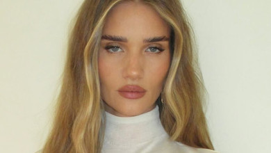 Дружина Стейтема в картатому купальнику посвітила засмаглим спортивним тілом під душем