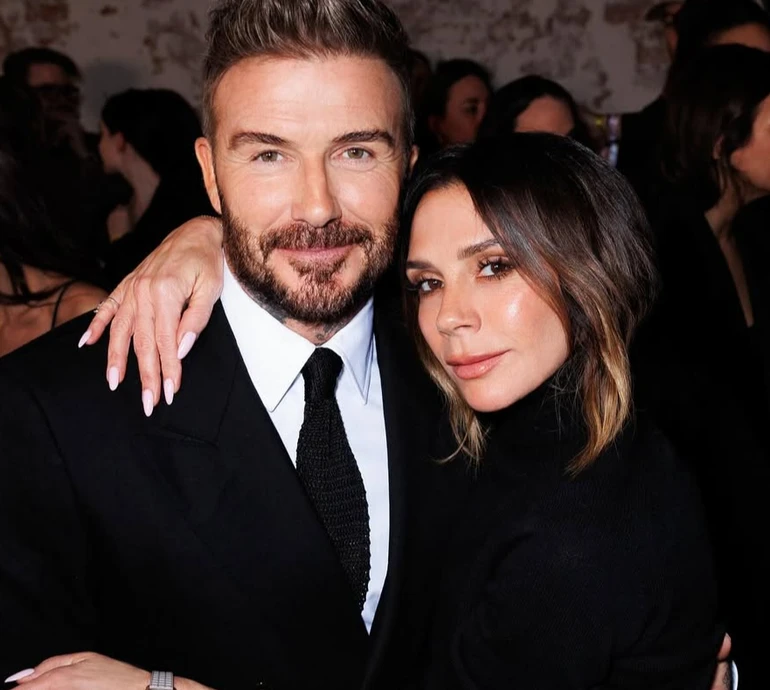 Веселковий торт, врожай картоплі та Девід у гіпсі: Бекхем показала, як вітала свекруху з днем народження