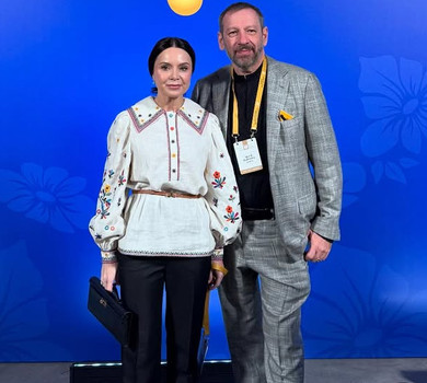 Подкопаєва у вишиванці та в компанії чоловіка попозувала з Зеленським, Свириденко і Кароль на молитовному сніданку. Фото