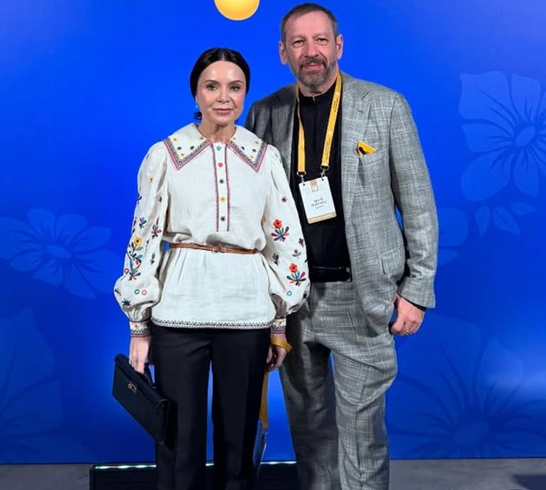 Подкопаєва у вишиванці та в компанії чоловіка попозувала з Зеленським, Свириденко і Кароль на молитовному сніданку. Фото