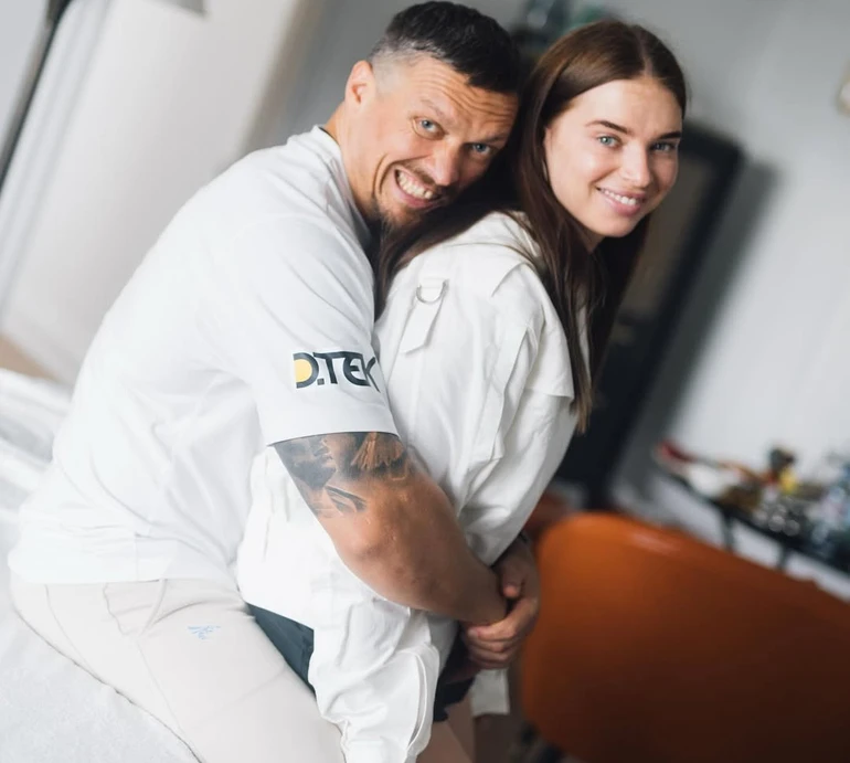 Усик з елегантною дружиною показався у компанії Дуейна Джонсона на прем'єрі фільму, в якому зіграв. Фото