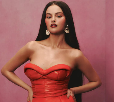 Гомес у фактурних сукнях похвалилася бюстом на сторінках глянцю і розповіла, що допомагає їй боротися з чужою критикою її тіла. Фото