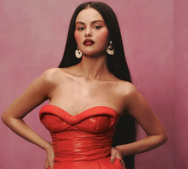 Гомес у фактурних сукнях похвалилася бюстом на сторінках глянцю і розповіла, що допомагає їй боротися з чужою критикою її тіла. Фото