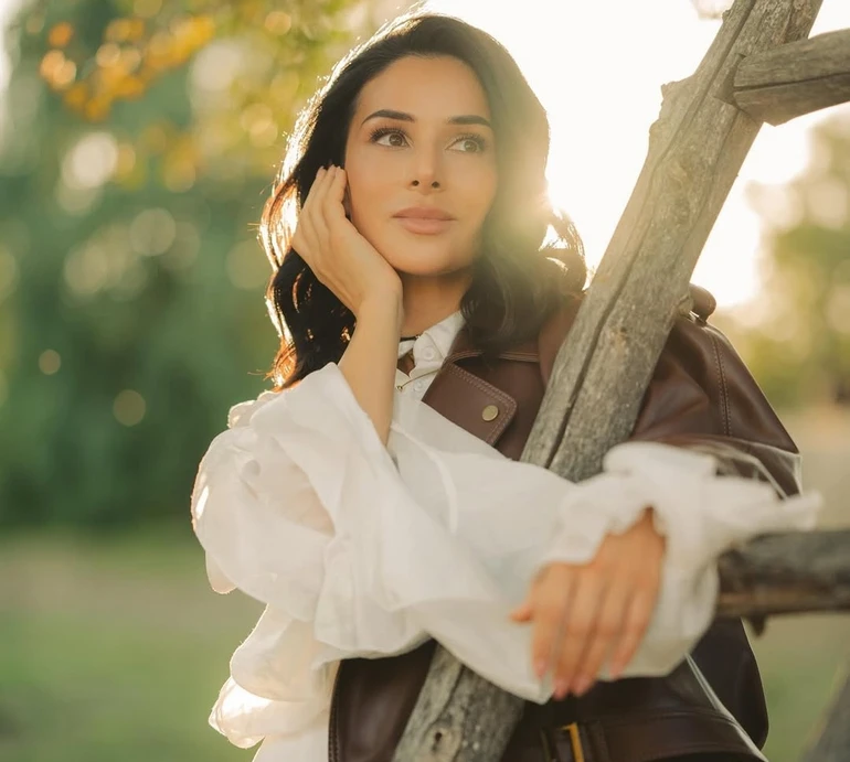 Бохо-шик осені: Огнєвіч у повітряній сукні та шкірянці млосно попозувала для атмосферних кадрів