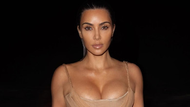 Ти такий фрік: Кардашян у вінтажній сукні Alexander McQueen влізла в океан і розсердила сестру