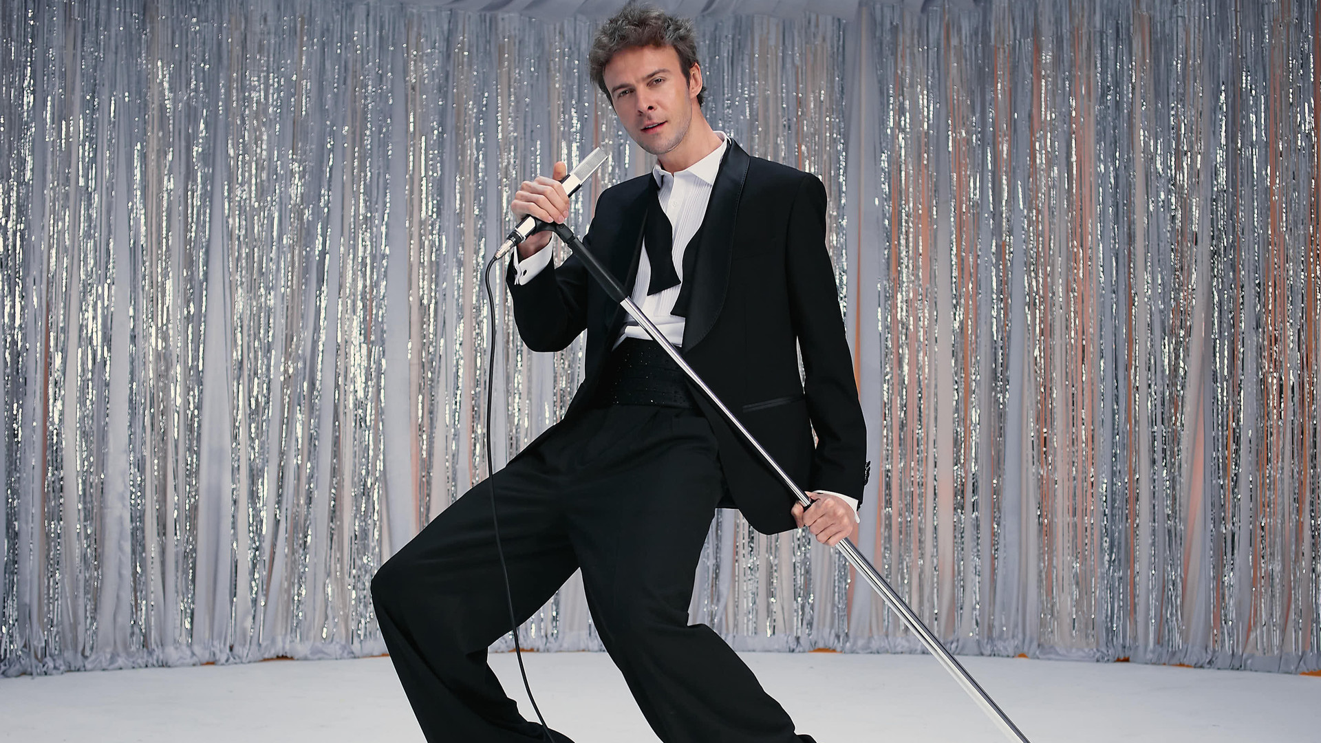 Барських у смокінгу влаштував драйвові танці та повисів на канаті в кліпі про складні стосунки