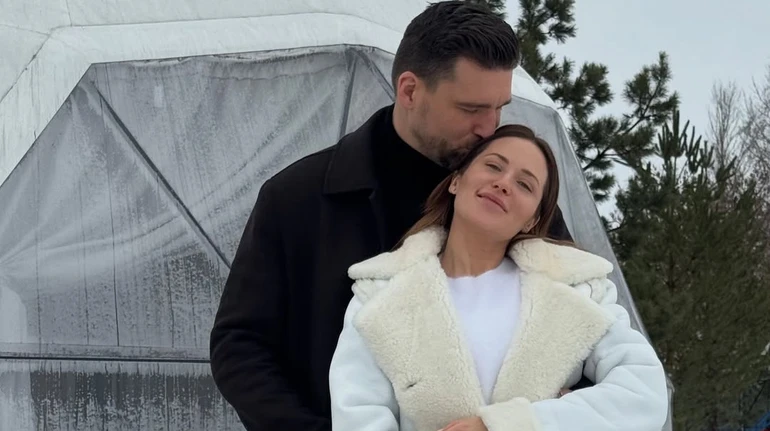 Можемо собі дозволити: Денисенко у мереживному ліфі показалася на руках у голоторсого коханого