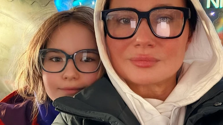 Із дідусем: Мозгова зазнімкувала 11-річну доньку в особливому місці