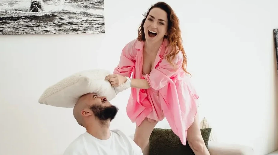 Пожиттєвий талант: Булітко у рожевих шортиках кумедно побила​​ нареченого подушкою на дивані. Фото