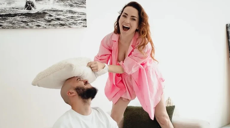 Пожиттєвий талант: Булітко у рожевих шортиках кумедно побила​​ нареченого подушкою на дивані. Фото