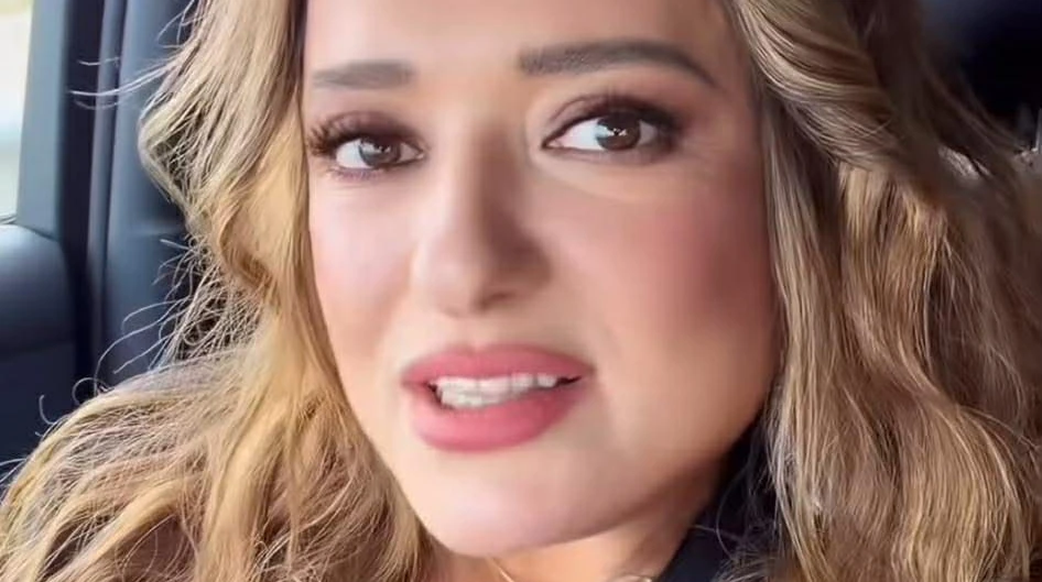 Могилевська епатувала премію YUNA ефектним луком з оголеним стегном. Відео