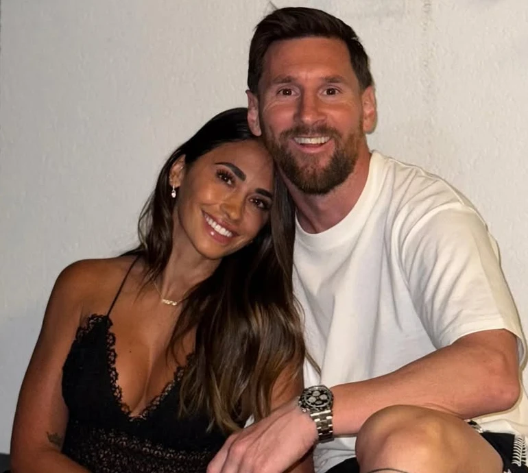 Дружина Мессі попозувала в купальнику з чоловіком та трьома синами біля басейну. Фото