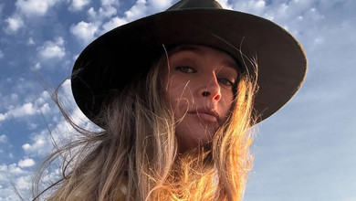 Брежнєва у стильному кежуалі потусила з 24-річною дочкою на фестивалі Coachella у Каліфорнії. Фото