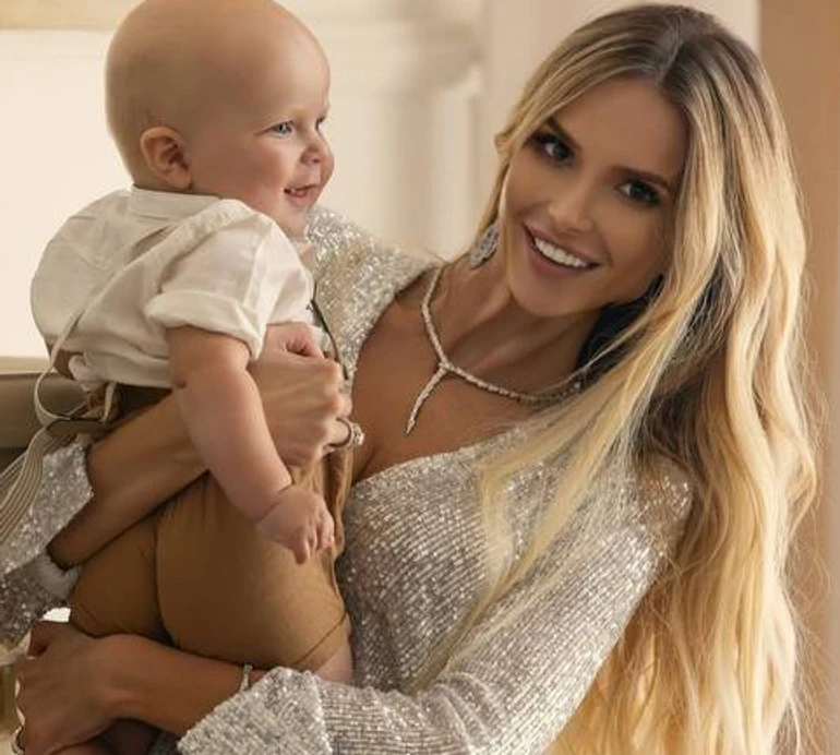 Дружина Гусєва замилувала ніжностями з однорічним сином серед магнолій