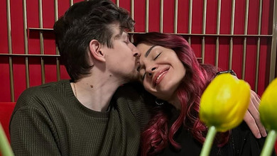 MamaRika в обтислому ромпері показала, як коханий у спортзалі помацав її за дупцю. Фото