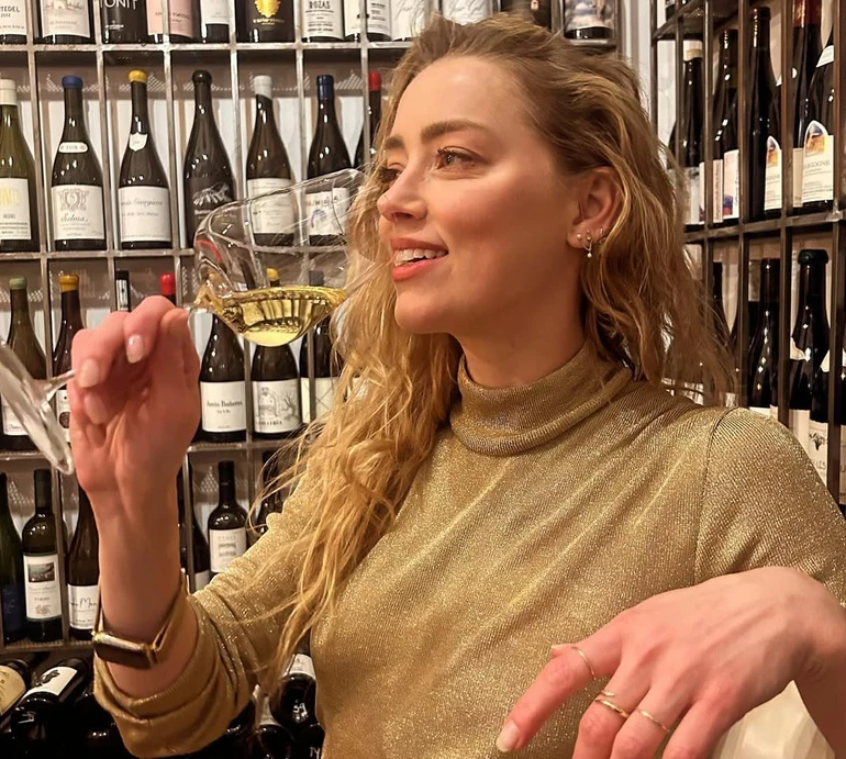 Колишня Деппа і Маска стала мамою вдруге. Фото