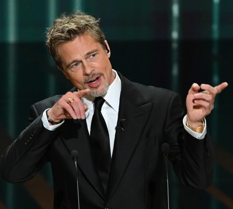 Халтер-топ та спідниця з пір'ячком: кохана Бреда Пітта вигуляла сміливий аутфіт на кінопрем'єру. Фото