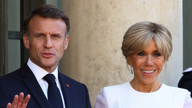 Бріджит Макрон на виході з літака проігнорувала простягнуту їй руку Емманюеля. Відео