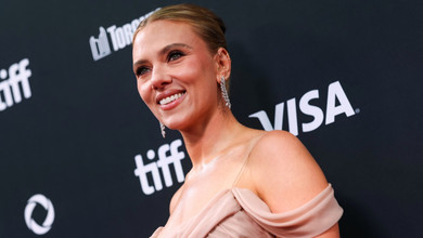 Троянди та ягнятко: Йоханссон в романтичній сукні з відкритою спиною продемонструвала свої тату на парадному хіднику. Фото