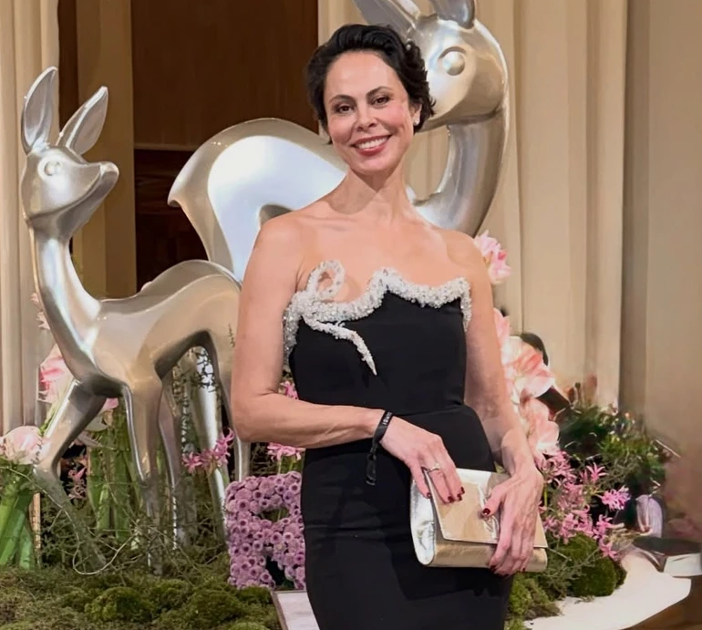 Сяюча посмішка і голі плечі: ексдружина Кличка у вечірній сукні зі срібним оздобленням і розрізом покрасувалася на івенті в Мюнхені