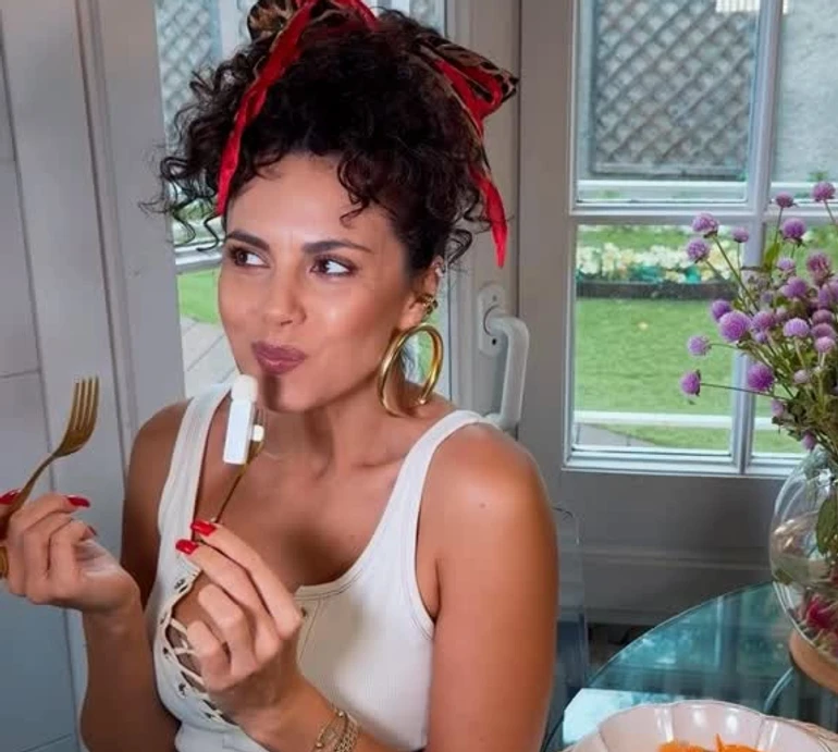 Каменських із грайливою зачіскою навчила іспанською, як за 2 хвилини приготувати хрумкий салат. Відео