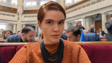 Можете сміятись і робити далі меми: Безугла показала, який вигляд від природи має її волосся. Фото