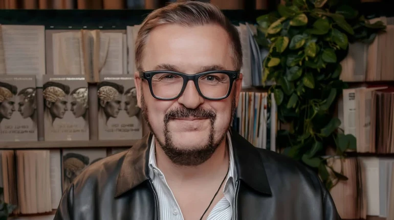 Книга, звинувачення в абʼюзі і таємнича дружина: цікаві деталі з життя Олександра Пономарьова