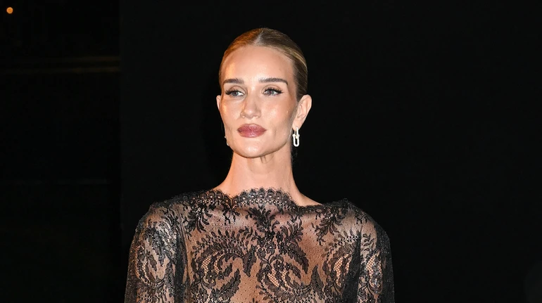 Салдана, Хантінгтон-Вайтлі та Валетта на показі YSL посвітили голими грудьми крізь мереживні сукні. Фото