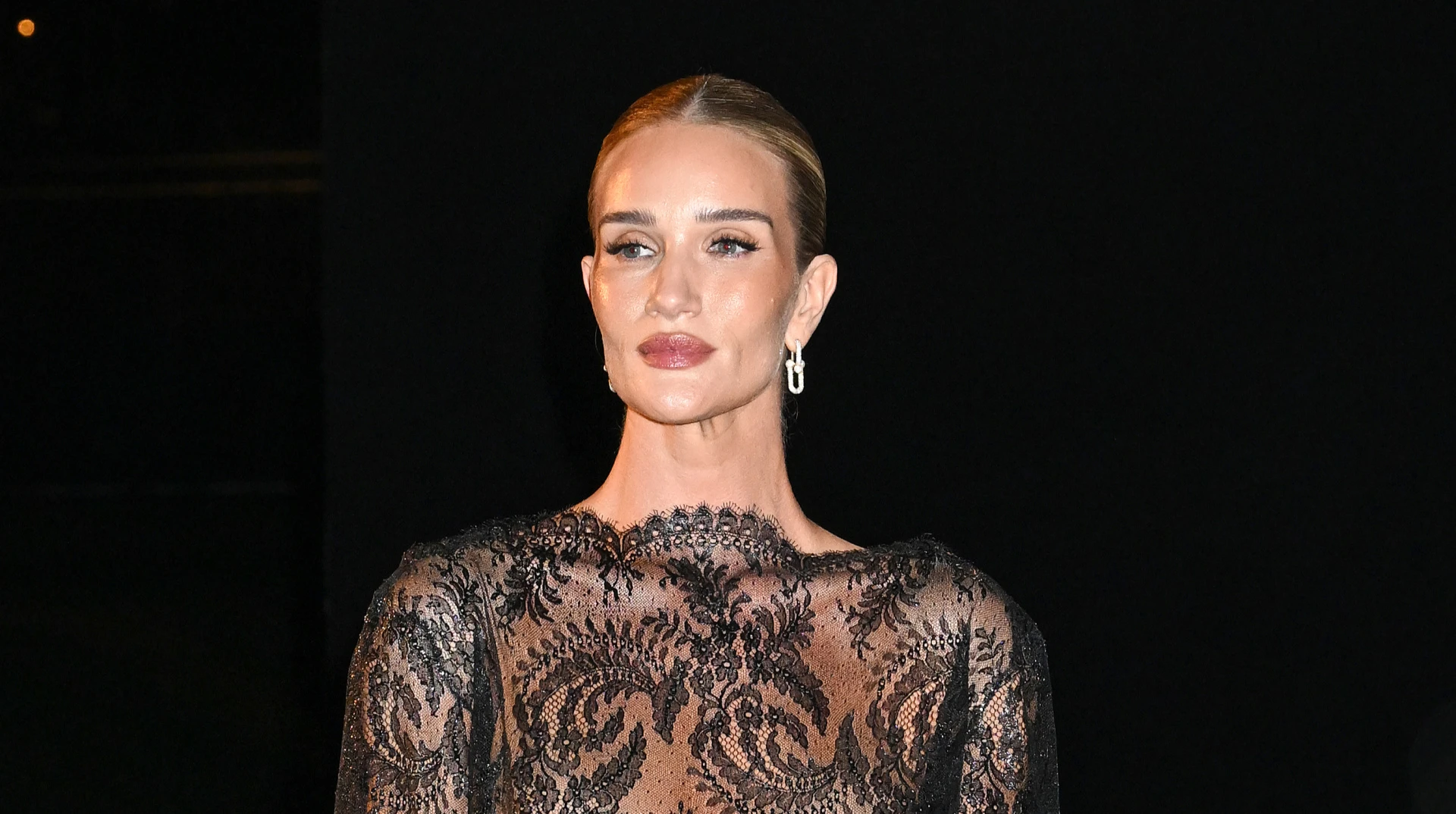 Салдана, Хантінгтон-Вайтлі та Валетта на показі YSL посвітили голими грудьми крізь мереживні сукні. Фото
