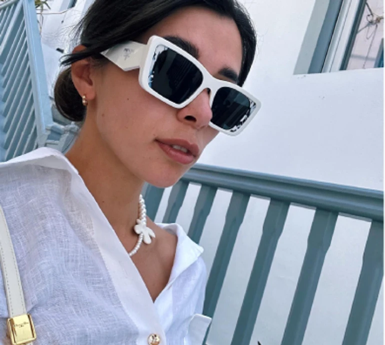 Неплях в хижому бікіні насмішила позою діда. ФОТО