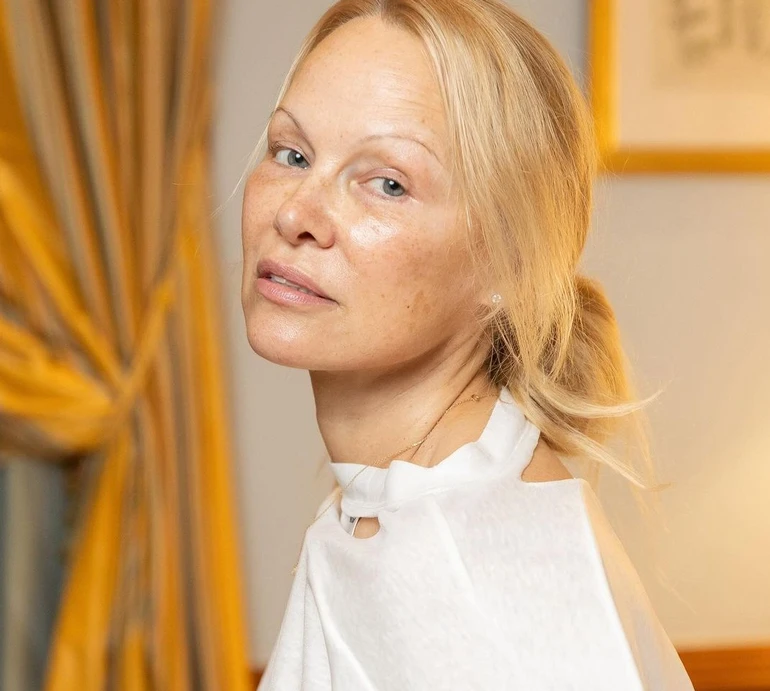 У Памели прання: Андерсон без мейкапу та в гумових чоботях показалася за улюбленою хатньою справою