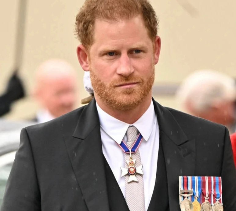 Принц Гаррі без Меган отримав нагороду від Траволти і згадав принцесу Діану. Фото