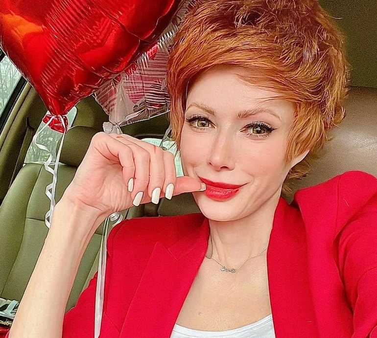 Лебідь у блискучому міні та на підборах виконала рагульний танок. Відео