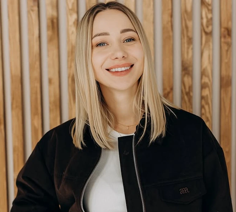 Репяхова в розкішній сукні з голими плечима попозувала на сцені під софітами. Фото